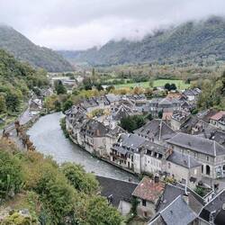 Byen Saint-Béat tæt op ad floden Garonne