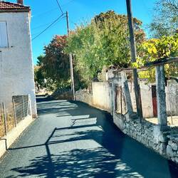 Durch enge Ortsdurchfahrten in den Bergdörfern