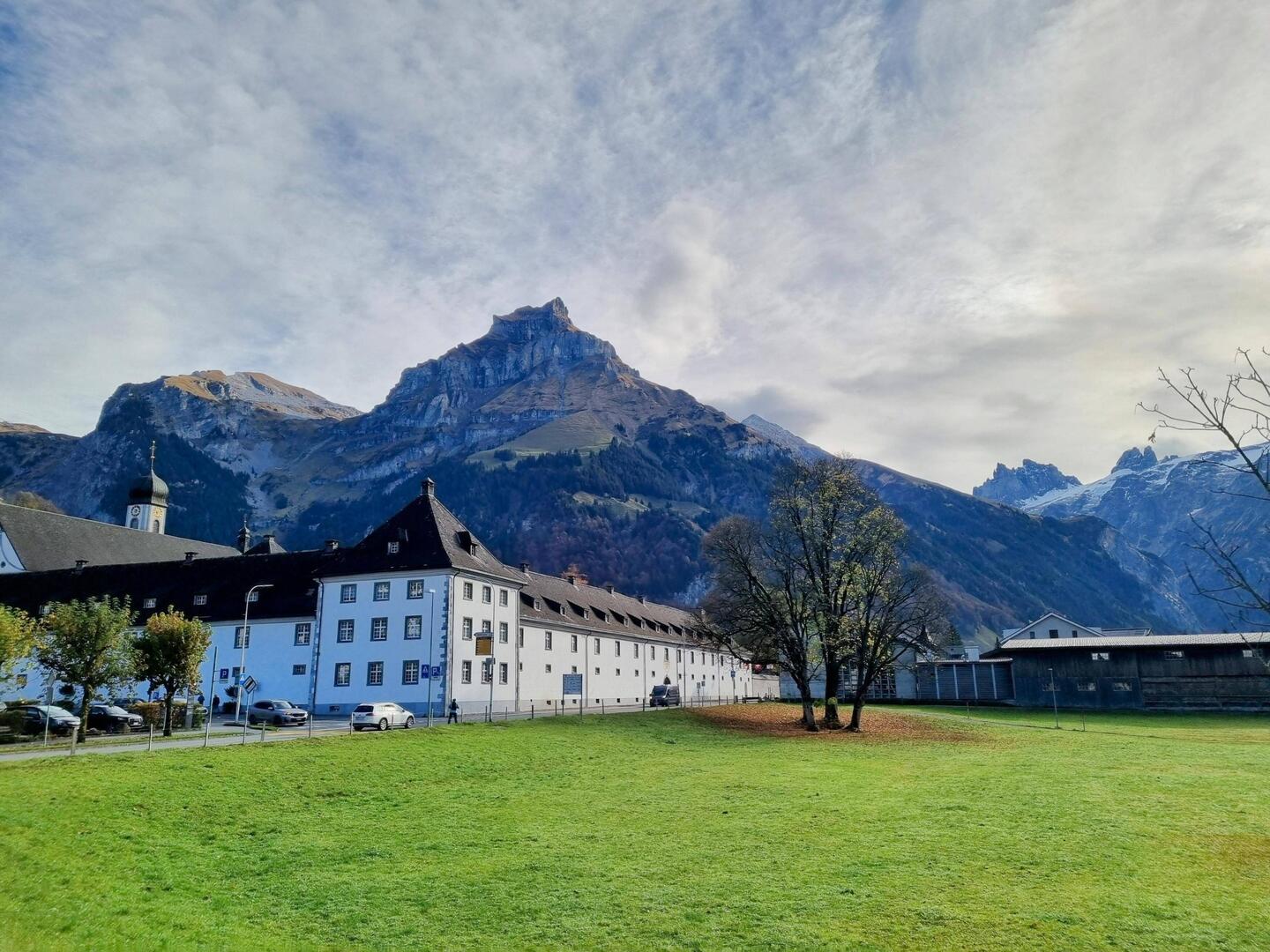 Kloster Engelberg mit Hahnen im Hintergrund