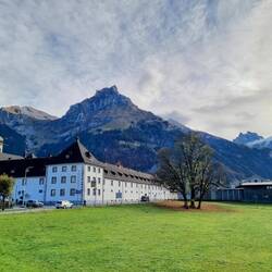 Kloster Engelberg mit Hahnen im Hintergrund