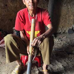 In einem anderen Dorf werden wir von ihm und seinem jüngsten seiner 6 Kinder eingeladen