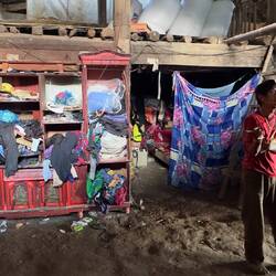 Im Kasten wird alles Hab und Gut aufbewahrt und rechts der Schlafbereich...