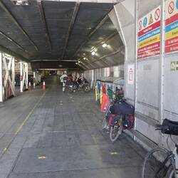 Endlich ist es so weit - das Fahrrad bleibt unten, ich bin oben auf dem Passagierdeck