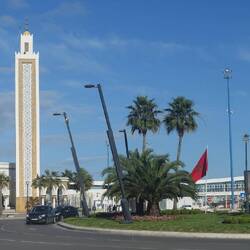 Ich bin eindeutig in Marokko, das beweisen die Flaggen und die Moschee daneben