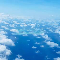 Der Flug war wirklich malerisch und führte über weitere Inseln und türkisfarbenes Wasser 🏝️