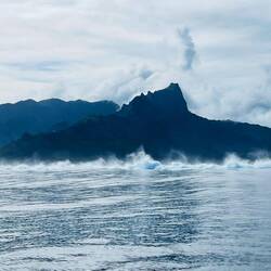 Hier die besagte Welle, die die Insel umzäunt