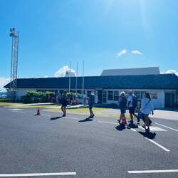Und der kleinste Flughafen den ich jemals gesehen habe😂 EIN RAUM mehr ist es nicht haha