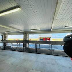 Das ist das Gepäckband, wo von Hand alle Taschen deponiert werden und arg viel mehr gibt es nicht😂