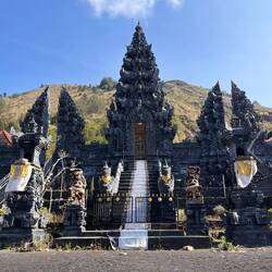 wie alle Vulkane ist natürlich auf der Batur heilig und am Fuß befand sich ein großer Tempel.