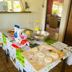 Meine Gastgeber bereitet am ersten Morgen ein traditionelles Frühstück mit mir vor 😍