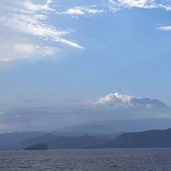 Der Agung ist echt riesig. Man konnte ihn noch lange auf dem Meer sehen. Sehr beeindruckend.
