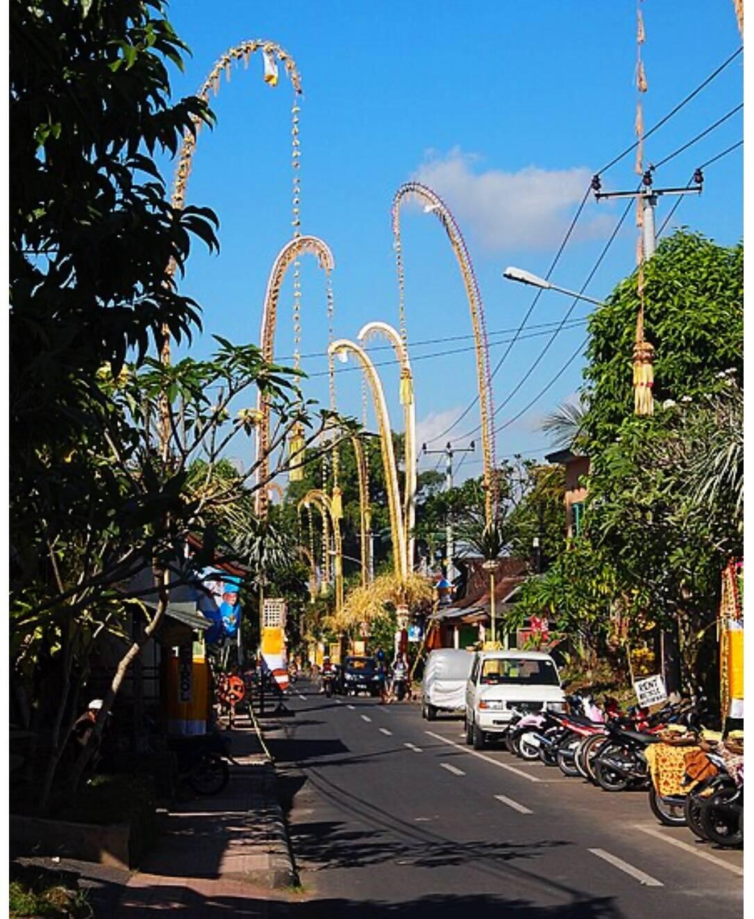 Es war der Beginn von einem großen Feiertag in Bali, deswegen wurden überall auch diese Bambusstäbe
