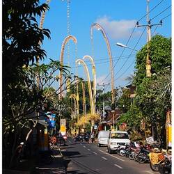 Es war der Beginn von einem großen Feiertag in Bali, deswegen wurden überall auch diese Bambusstäbe