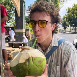 Immer mal wieder schnell eine Kokusnuss - das Wasser enthält viele Elektrolyte