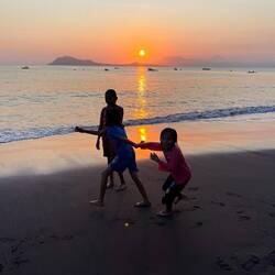 Ein richtig schöner Strand mit tollen Blick auf Vulkane