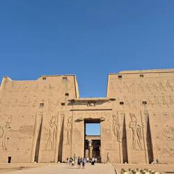 Eingang Pylon 36m hoch