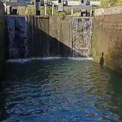 Da läuft aber viel Wasser in die Schleuse nach.