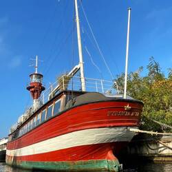 Lighthouse Houseboat