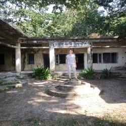 vor dem Bungalow, in dem die Beatles gewohnt haben