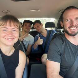 Hinten Julian (🇩🇪) und Fred (🇬🇧)