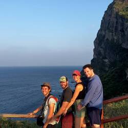 Schön aufgereiht: Julian, John und Fred