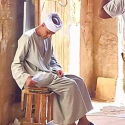 Wächter mit vergoldetem Anch Schlüssel im Hintergrund