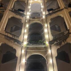 Le bâtiment de l'auberge depuis la cour