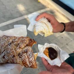 Petit dej à la noix de pécan pour moi et aux pommes pour Paul + un chou au chocolat