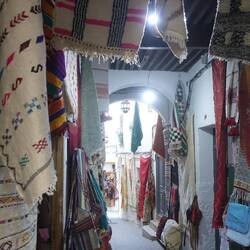 So sehen die typischen Straßen der Medina aus - überall hängt irgendwas