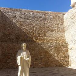 Das ist Ibn Battouta, er reiste im Mittelalter von Tangier bis nach China