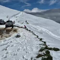 Schneemassen am Crown Range Summit - hinten im Tal Queenstown
