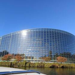 Vorbei am Europa-Parlament ...