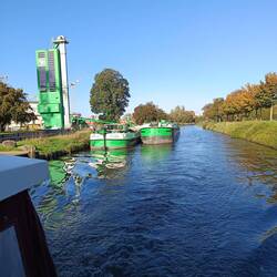 Hier wird der Beton mit Lastkähnen geliefert.