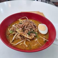 Laksa gab es dann auch mal....endlich