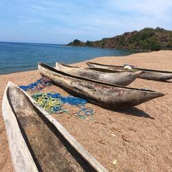 Einbaumboote der heimischen Fischer