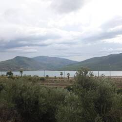 Ein Stausee auf dem Weg