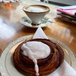 Cinnamon bun and coffee break prior to walk tour at Mormor