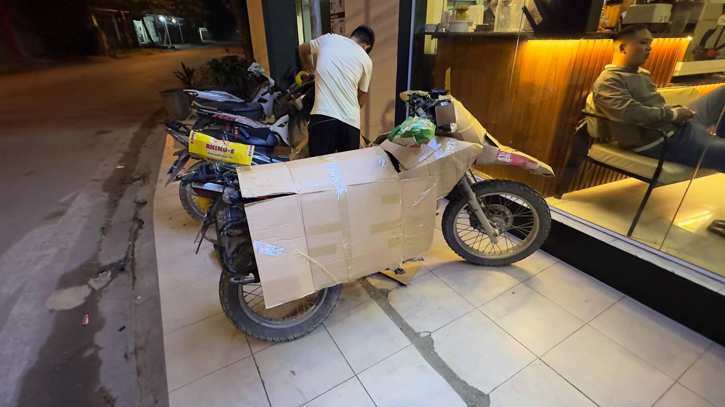 Fein säuberlich werden alle Plastikteile mit Karton abgedeckt