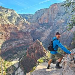 Hendrik klettert fleißig entlang der Stahlketten