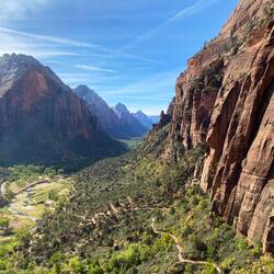 Der Wanderweg schlängelt sich runter