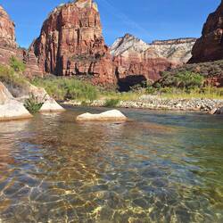 Wieder am Fluss unten mit Blick auf den Berg, wo wir eben noch waren