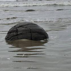 Moeraki boulders