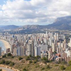 Blick vom Cruz de Benidorm auf die Stadt