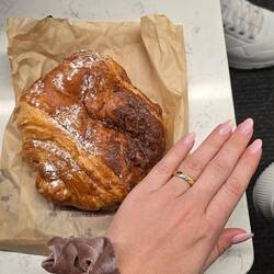 Schoggi-Gipfel grösser als mini Hand