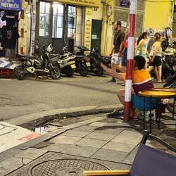 Währenddessen putzt Tang meine Schuhe...