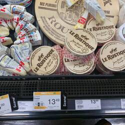 Käse & allgemein Lebensmittel sind hier ein teures Vergnügen. Tax kommt noch oben drauf!