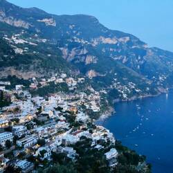 Positano (à gauche) et Praiano (au fond à droite)