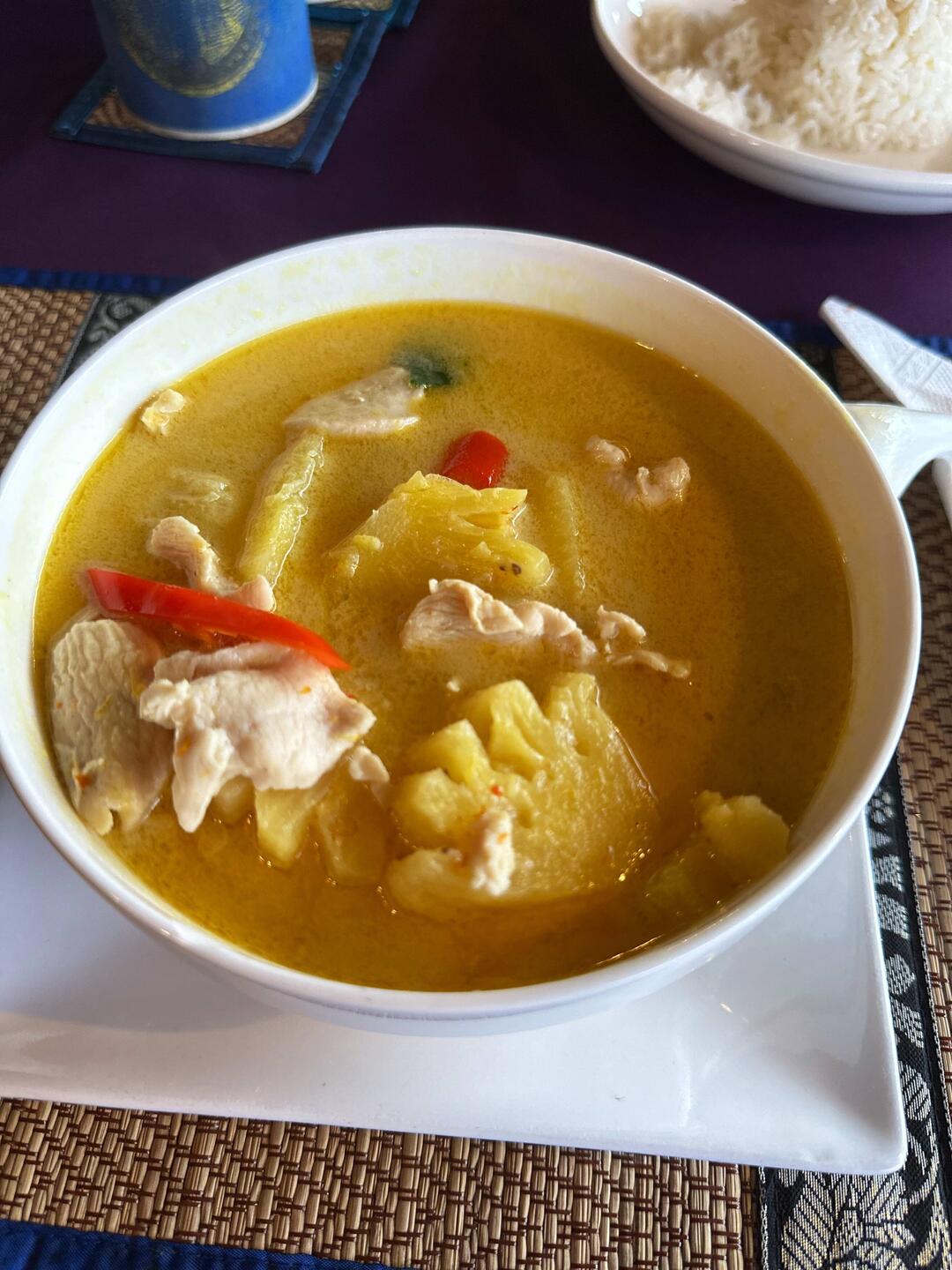 Kokosnussmilchsuppe mit Ananas und Hähnchen, verfeinert mit gelber Currypaste