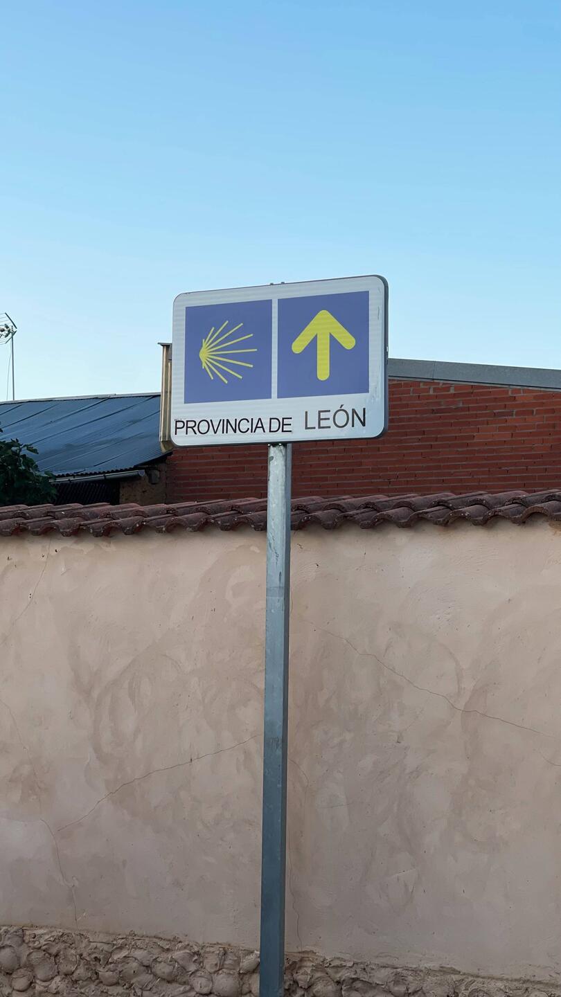 Das ist neu. Auf den anderen Schildern ist der Teil immer übergemalt. Keine Ahnung warum.