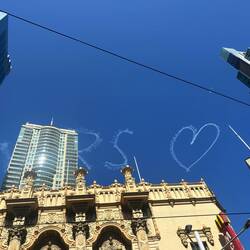 Ich kann's aber nicht lesen. Hochhäuser dazwischen, und die ersten Buchstaben verwischen schon